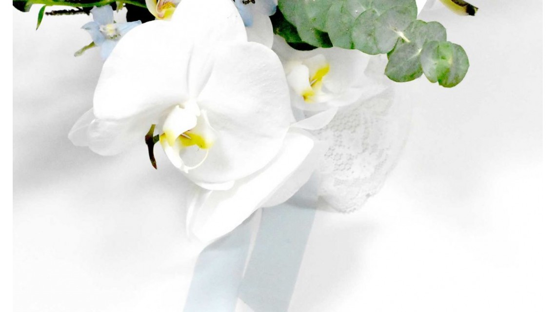 Decor cristelnita botez cu frezii si orhidee albe eucalipt si alte flori secundare 7
